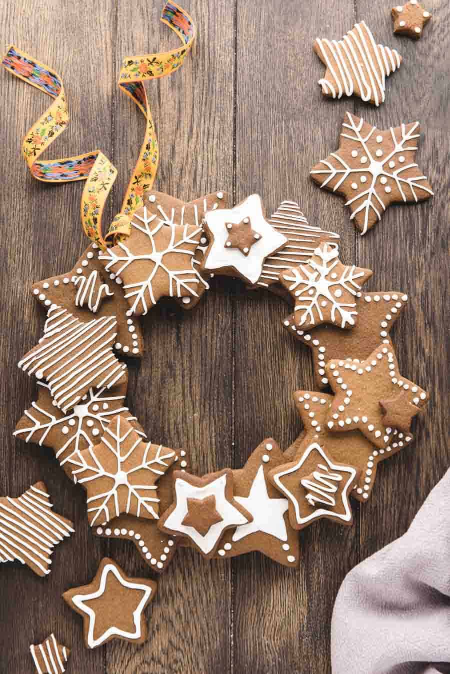 beautiful gingerbread cookie wreath made of star shapes