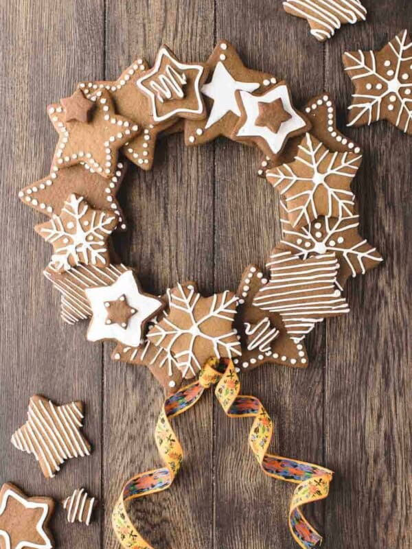 star shaped gingerbread cookie wreath