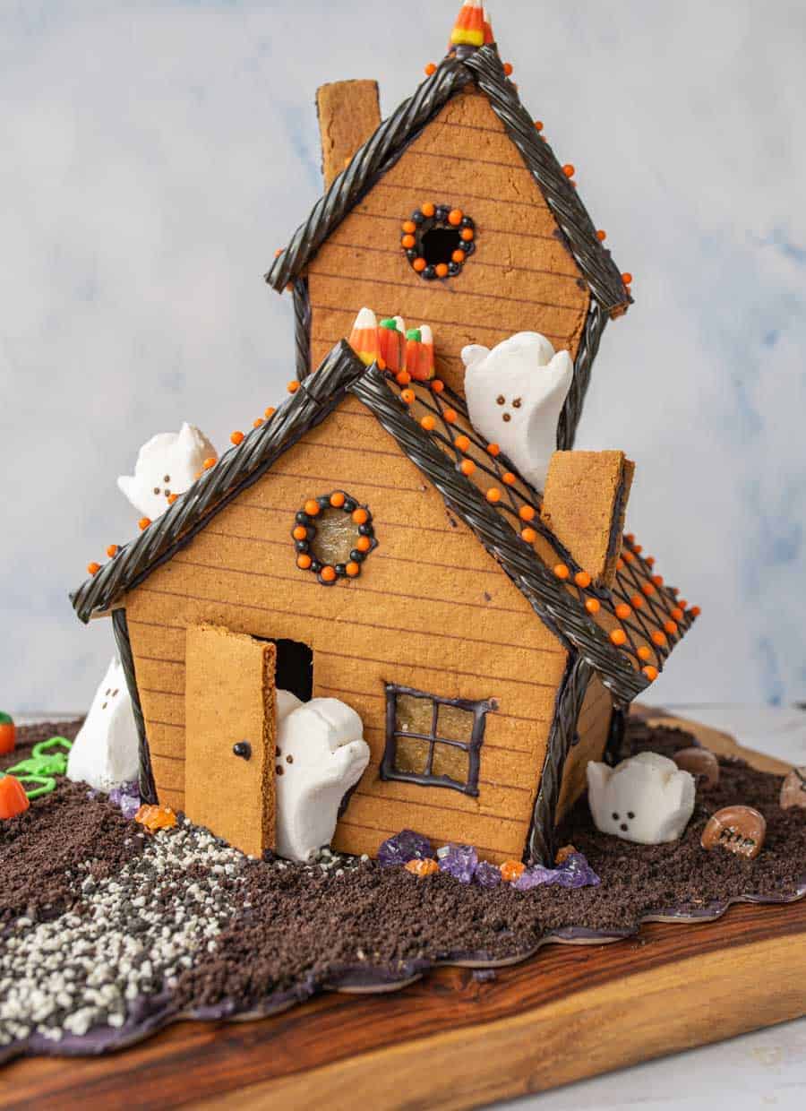 picture of a haunted gingerbread house with marshmallow ghosts.