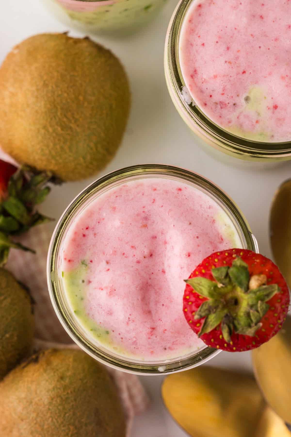 mason jar with strawberry kiwi smoothies inside.